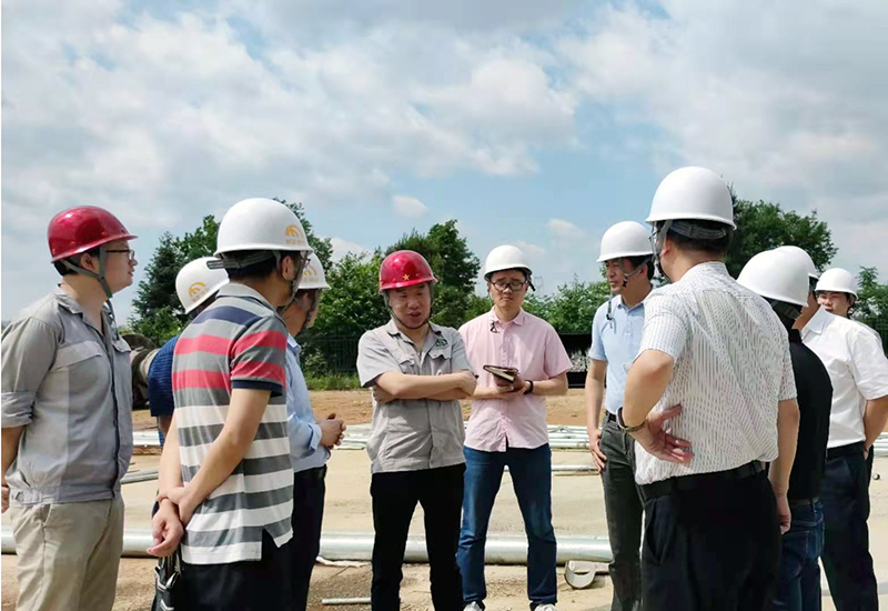 能礦錳業(yè)黨委書記、董事長(zhǎng)肖居廣向檢查組介紹錳冶金渣項(xiàng)目建設(shè)情況.jpg