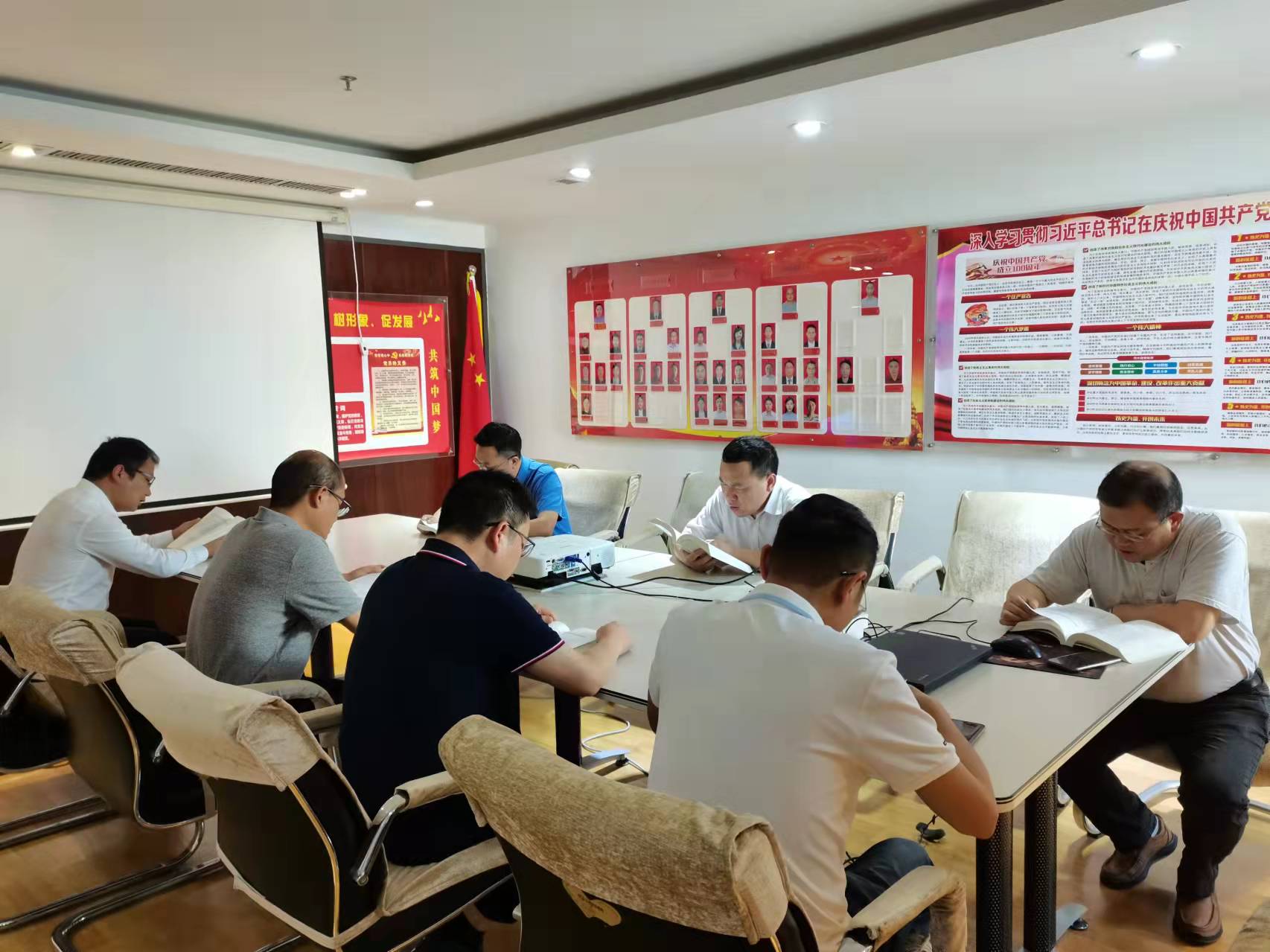地礦股份領(lǐng)導(dǎo)班子開展集體誦讀活動.jpg
