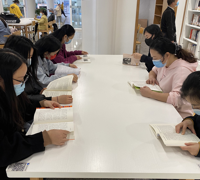 讀書(shū)相伴.JPG