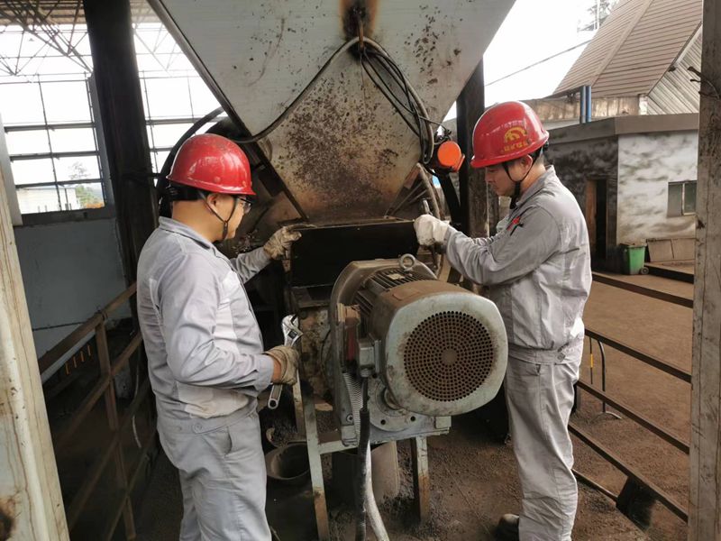 新能源材料分廠焙燒崗位人員檢查新型滾動(dòng)式烘干機(jī)進(jìn)料設(shè)備_副本.jpg