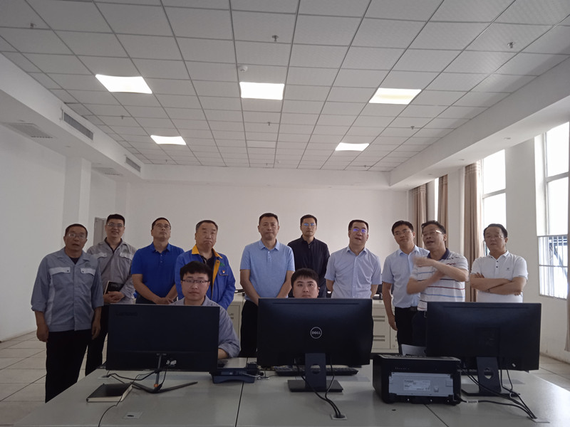 銅仁市稅務(wù)系統(tǒng)到能礦錳業(yè)集控中心聽取匯報.jpg