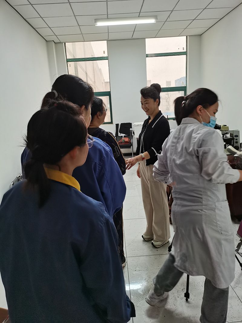 女工趙紅梅作“兩癌”篩查時(shí)對公司女工委主任陳冬梅對話時(shí)的場景_副本.jpg
