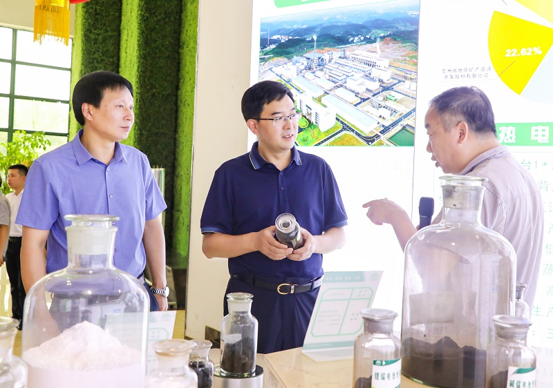 銅仁市委書記李作勛在能礦錳業(yè)展廳聽取企業(yè)負責(zé)人介紹.jpg