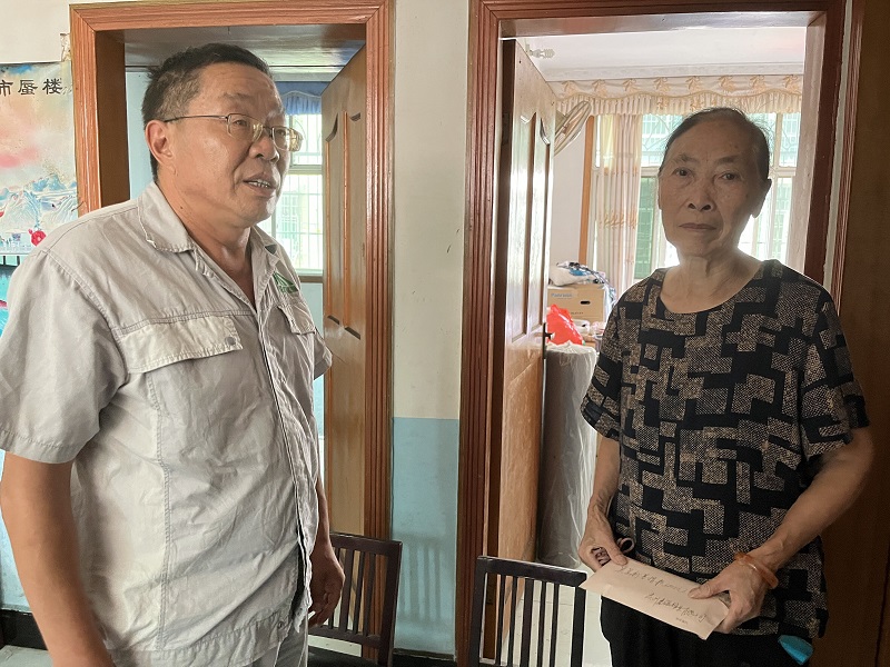 建強錳業(yè)總經(jīng)理趙德軍將捐款交到吳呈新母親手中..jpg