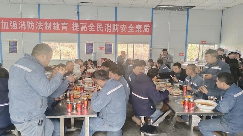 西能鋅業(yè)員工圍坐.jpg