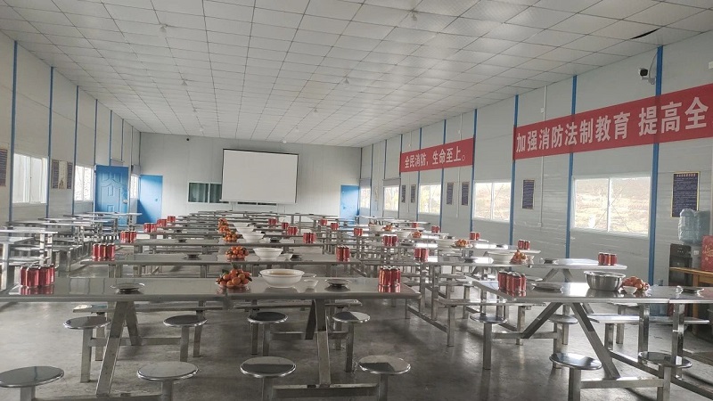 西能鋅業(yè)在食堂營造出濃厚的節(jié)日氛圍.jpg