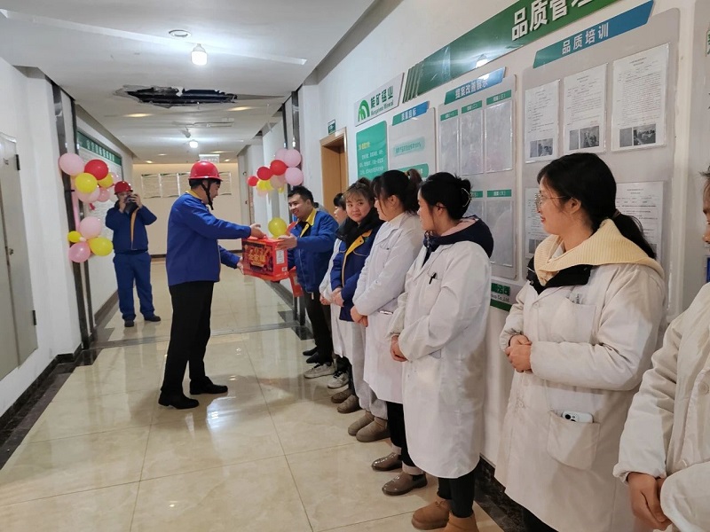 譚曉軍在化驗(yàn)室.jpg